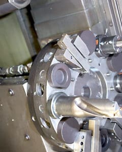 Hochpräzise Metallbearbeitungsmaschine mit Fräser und Spannvorrichtung.